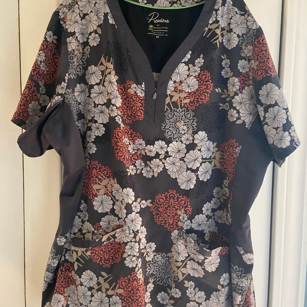 Women’s Premier scrub top. 3x
